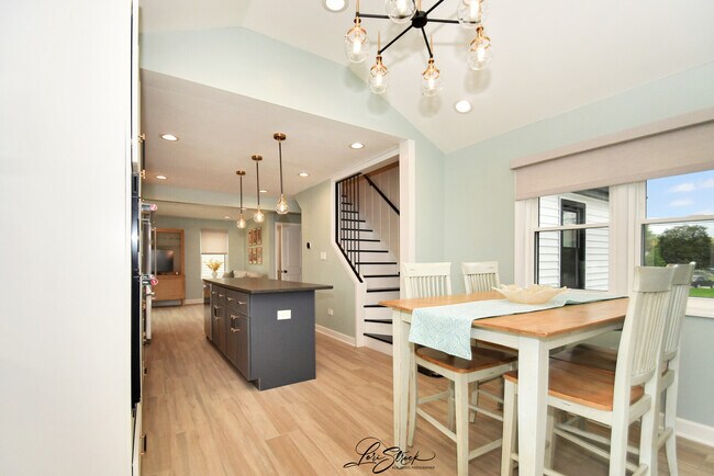 Building Photo - 635 E Prairie Ave