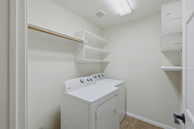 Building Photo - 2033 Creole Dr