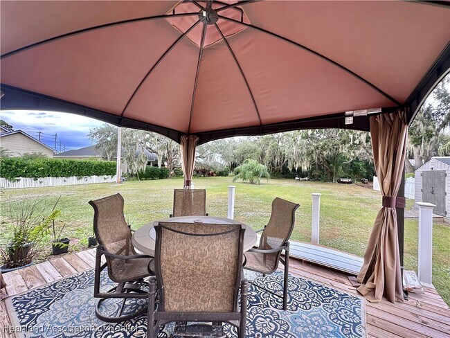 Building Photo - 3350 Lakeview Dr