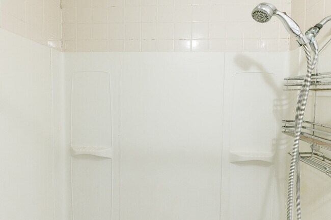 Building Photo - MOVE IN SPECIAL *1st Month Half Off Rent* - Extra Large 2 Bedroom 2 Bathroom Apartment