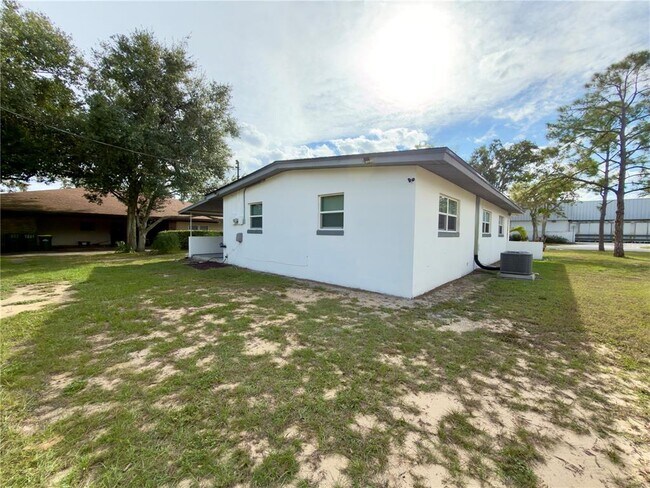 Building Photo - 1227 Bloxam Ave