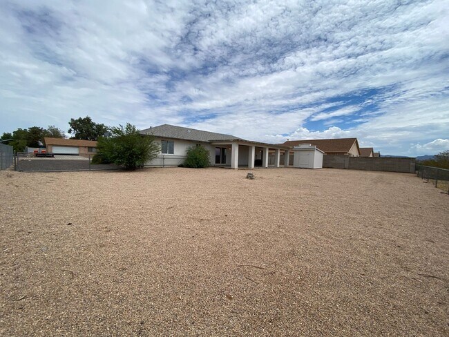 Building Photo - Great 3 Bedroom Home in Golden Valley on Pavement!