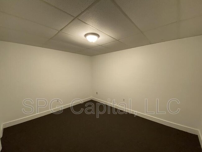 Building Photo - 5 Center Square