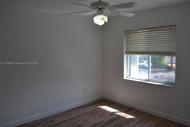 Building Photo - 1537 E Lake Ct