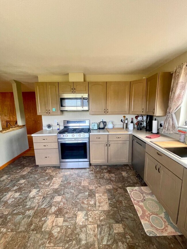 Building Photo - Furnished 3 bedroom/2bath close to Garden of the Gods