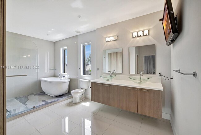 Building Photo - 164 SE 4th Terrace