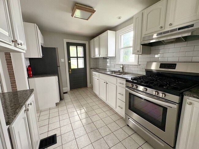Building Photo - 3 Bedroom House Available in Hershey!