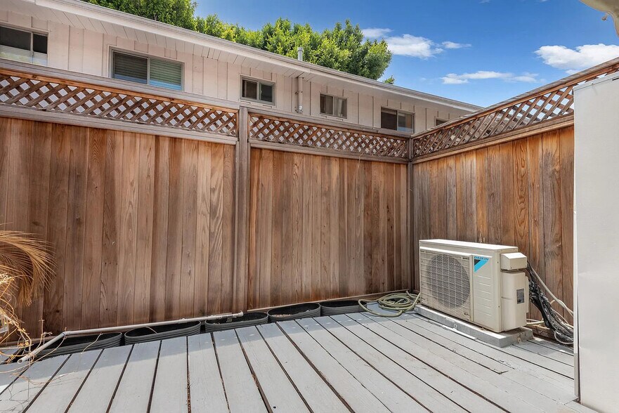 Building Photo - 4040 Grand View Blvd