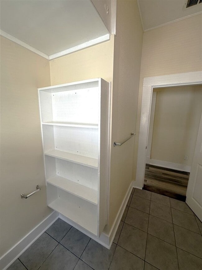 Building Photo - Beautifully Renovated 2 bedroom, 1 bath Bungalow | Historic Highland area | $900/Month Rent