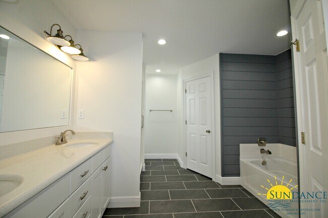 Building Photo - Stunning 4 Bedroom Home in Niceville
