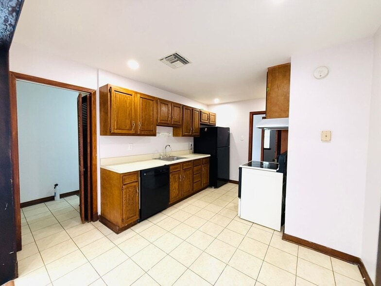 Building Photo - 1104 N Bengal Rd