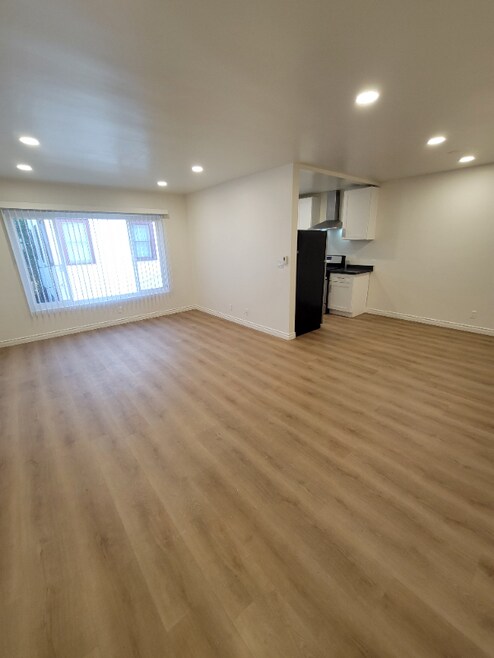 Building Photo - 3636 Mentone Ave