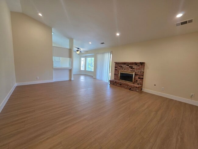 Building Photo - 444 N Tommy St