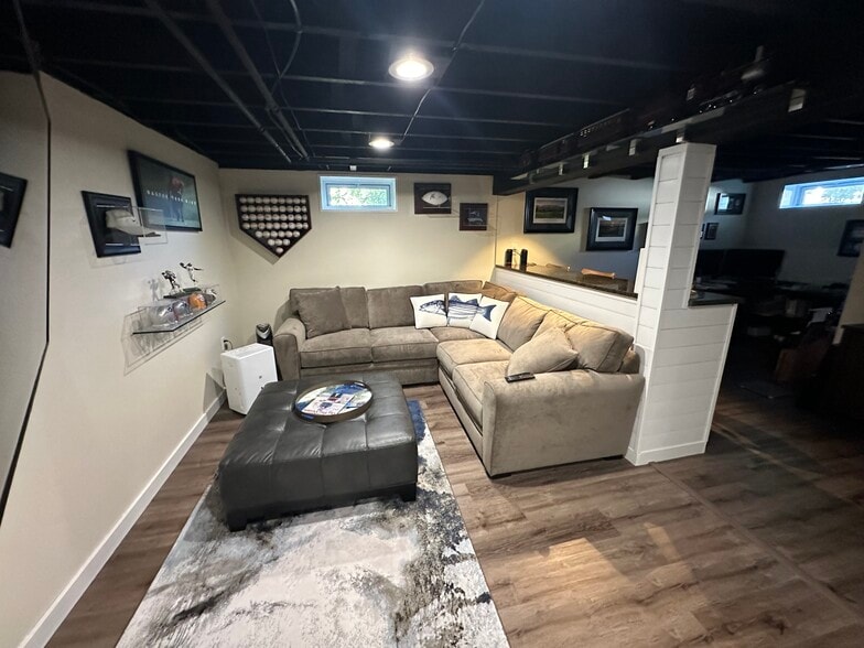 Building Photo - 33 Windhurst Ave