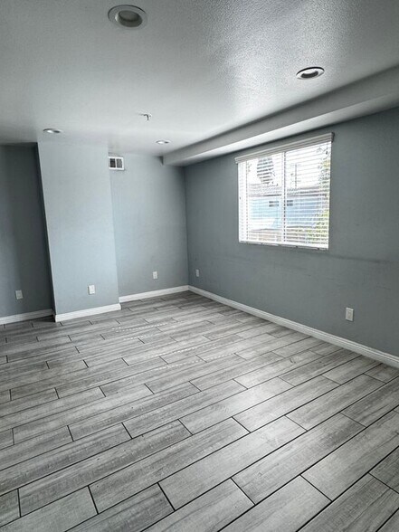 Building Photo - 433 1/2 East 30th Street