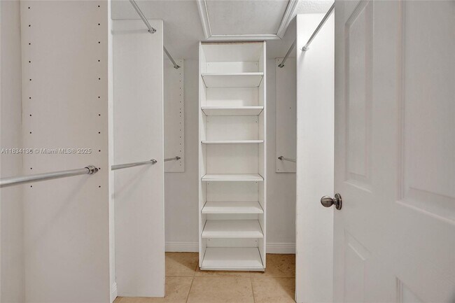 Building Photo - 6235 SW 47th Manor