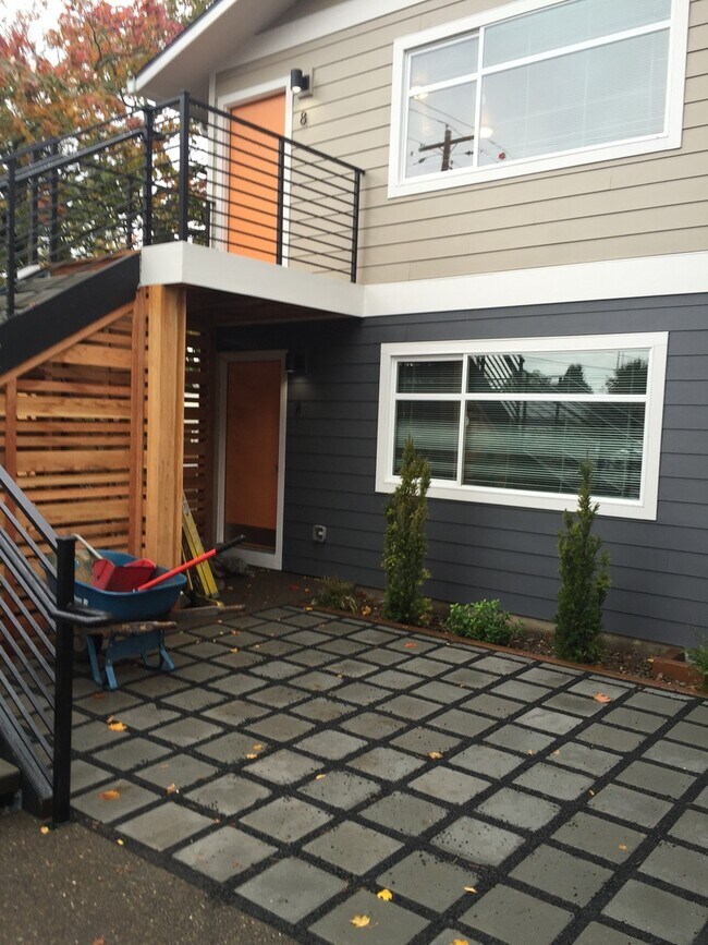Building Photo - Modern PrivatePorch/Entry 2Br Hardwoods-Qu...