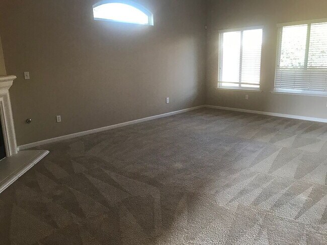 Building Photo - 4 Bed Sanger Home!!