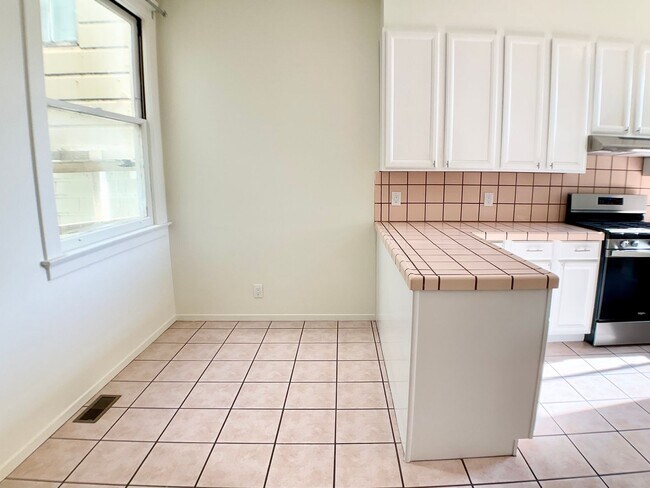 Building Photo - LARGE 2BR w/ Dining Room. PARKING AVAIL.! DISHWASHER! W/D IN-UNIT