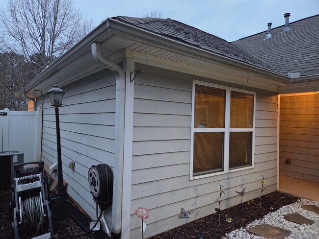 Building Photo - 125 Cottage Club Dr