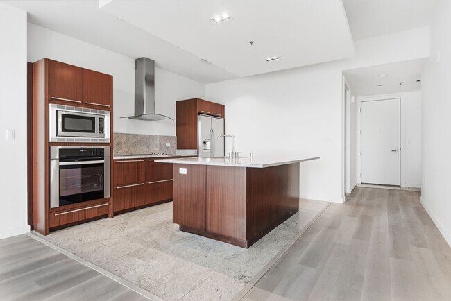 Building Photo - Martin 1905-Stunning Strip Views from this 2Bd Residence