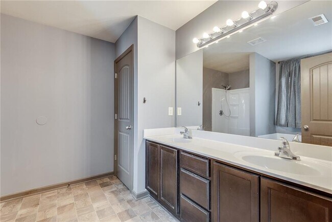 Building Photo - 4135 Whitfield Oak Way NE