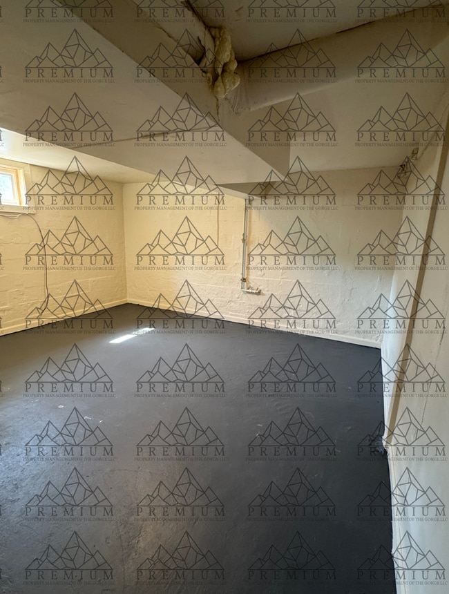 Building Photo - Large 4 Bedroom 2 Bath