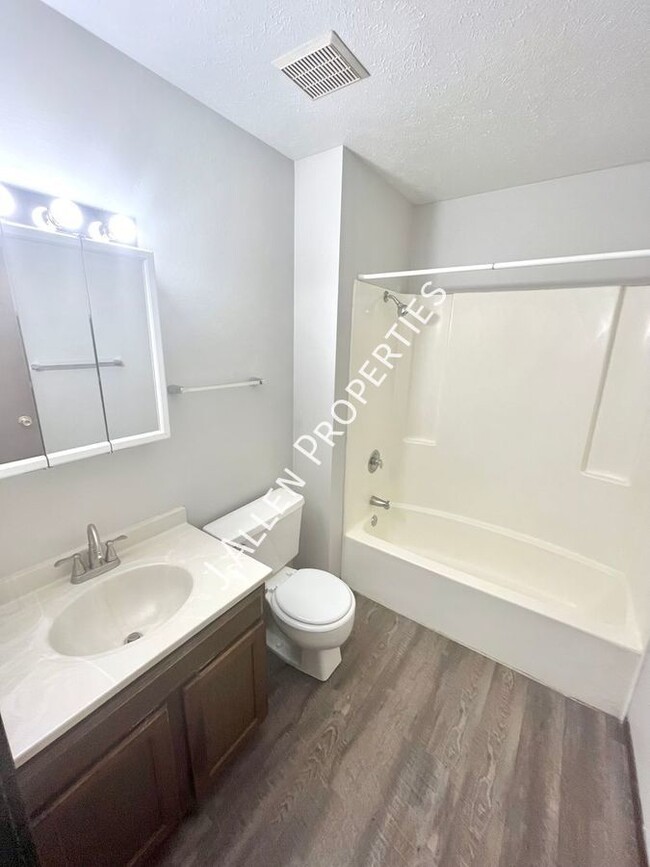 Building Photo - Rarely Available 1 bed, 1 bath