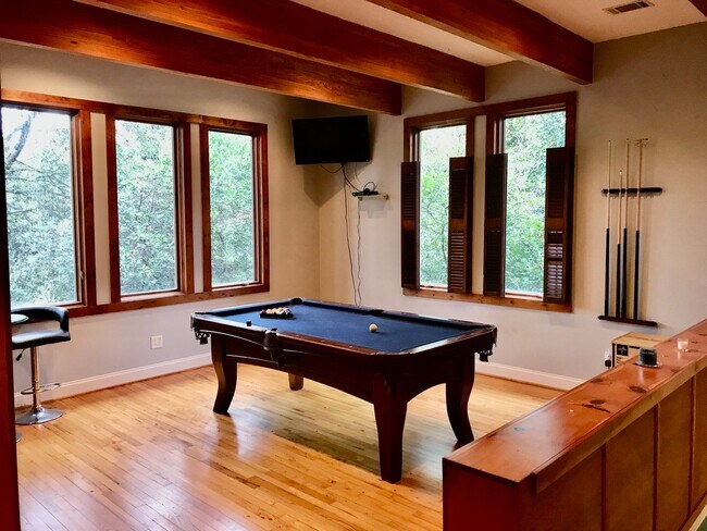 Building Photo - Excellent Location!!