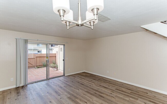 Building Photo - Great 2 BD Home in the Lake Park Terrace C...
