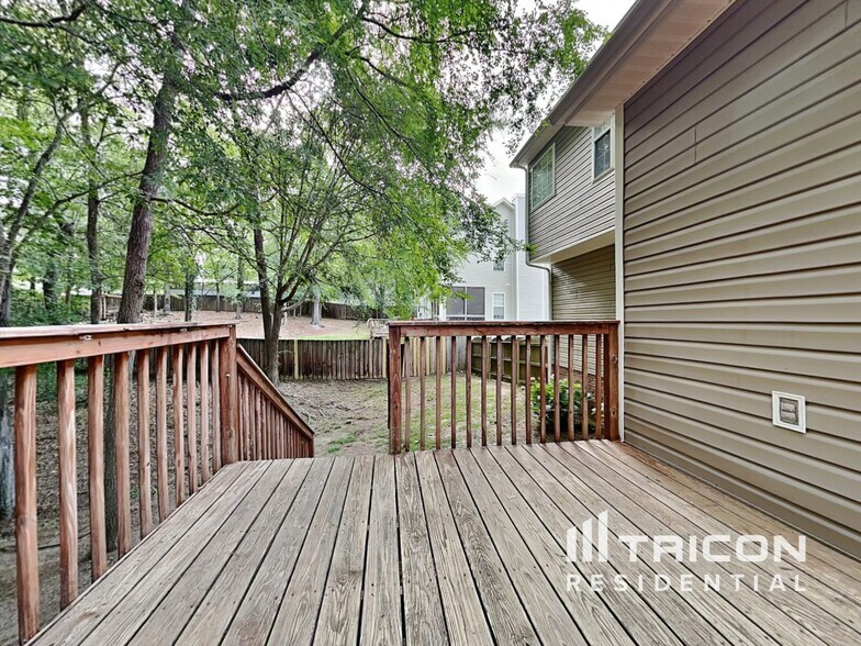 Building Photo - 207 E Creek Ct