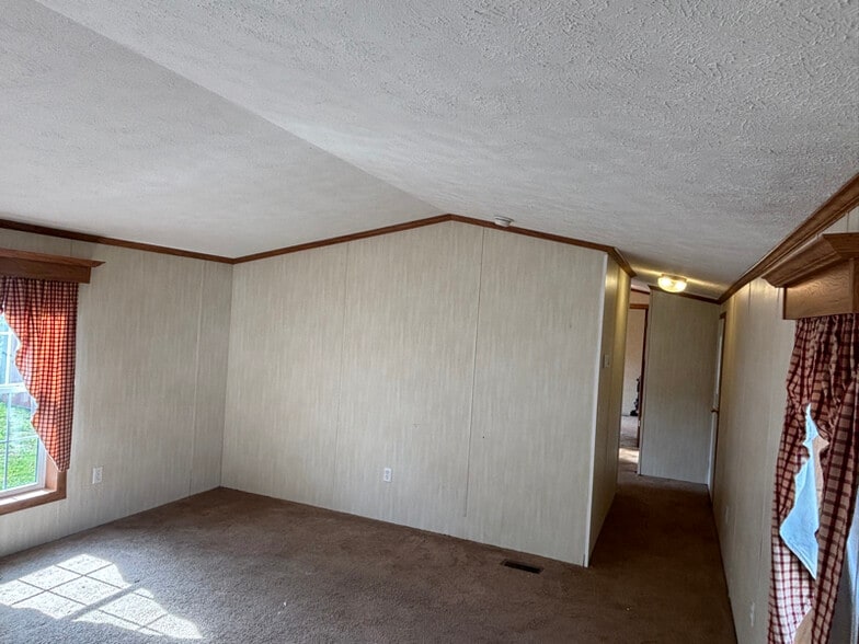 Building Photo - 383 Church St