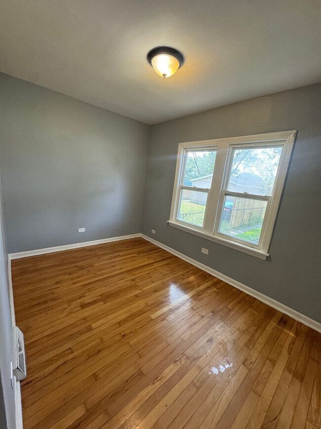 Building Photo - 2 Bedroom 1 Bathroom house in Calumet Park...