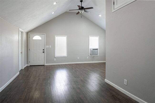 Building Photo - 2812 Cortlandt St