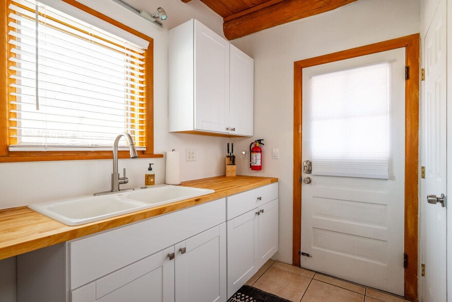 Building Photo - 616 1/2-721 Galisteo St