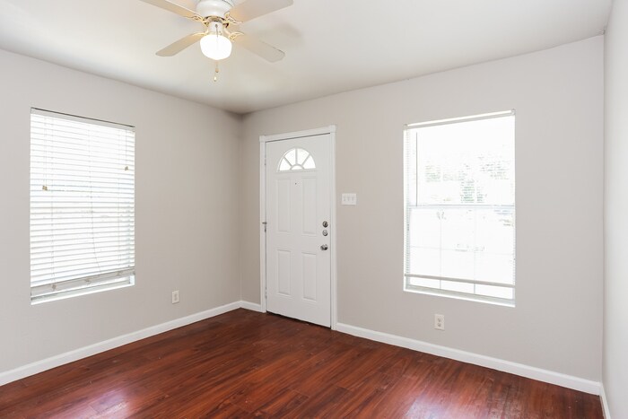Building Photo - 8914 Cardella Ave