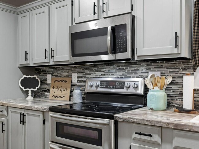 Building Photo - 2-Bedroom Furnished Home with Large Lot in...