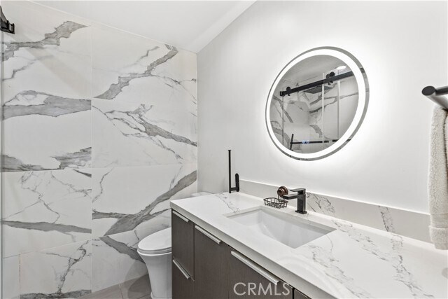 Building Photo - 818 N Doheny Dr