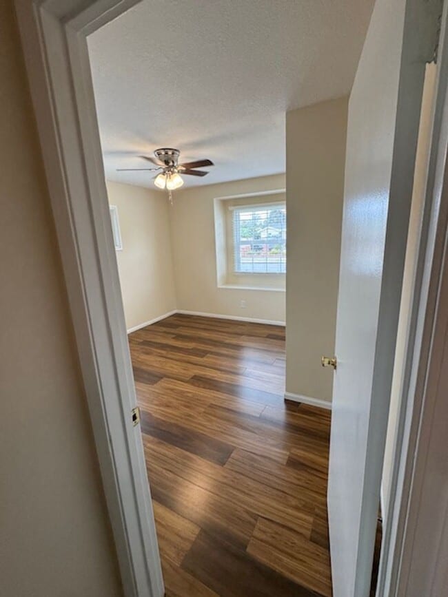 Building Photo - Beautiful 3 bedroom 2 bath HOME . . .  Clo...