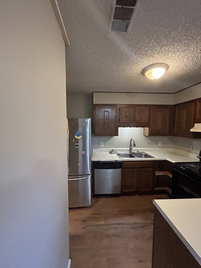 Building Photo - 303 Lake Dr