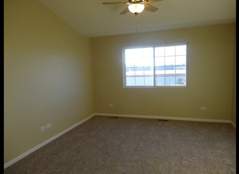 Building Photo - 1109 Clover Dr