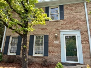 Building Photo - Adorable end unit town home in Stones Thro...