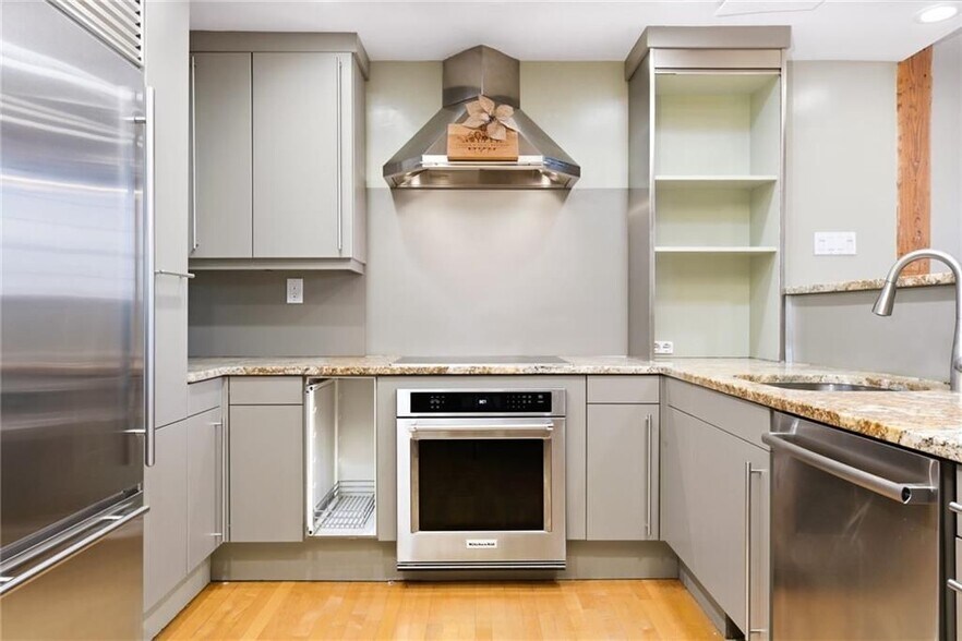 Building Photo - 555 S Water St