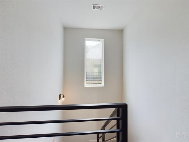 Building Photo - 1402 W 51st St