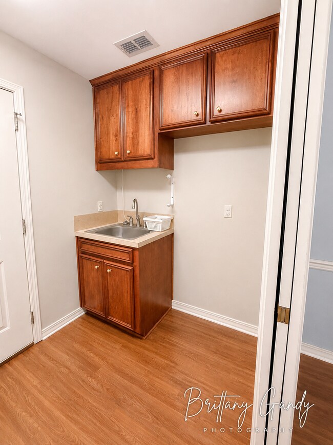 Building Photo - 6037 Braeburn Ct