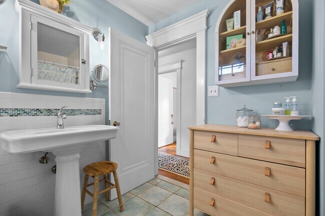 Building Photo - 37 Harmon St