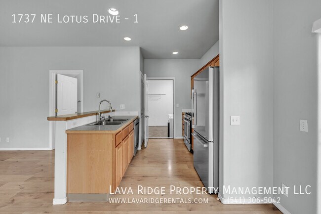 Building Photo - 1737 NE Lotus Dr