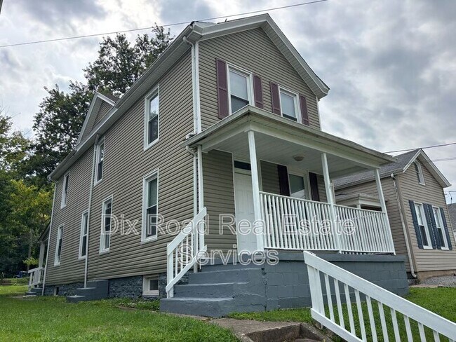 Building Photo - 411 Millikin St