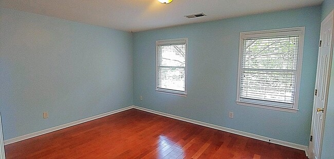 Building Photo - Spacious 2 Bedroom, 2.5 Bathroom Townhome ...