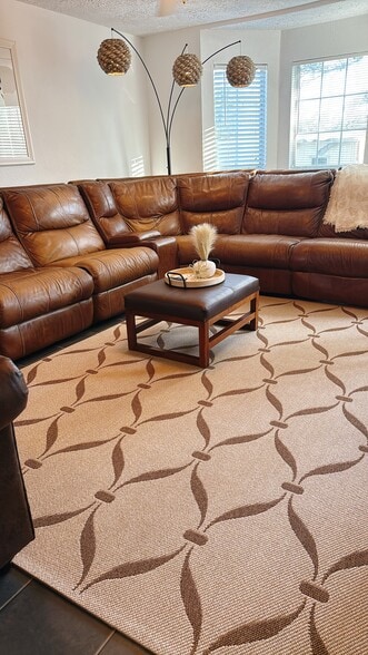 Open 6 seat recliner living room - 10603 Thomaswood Ln